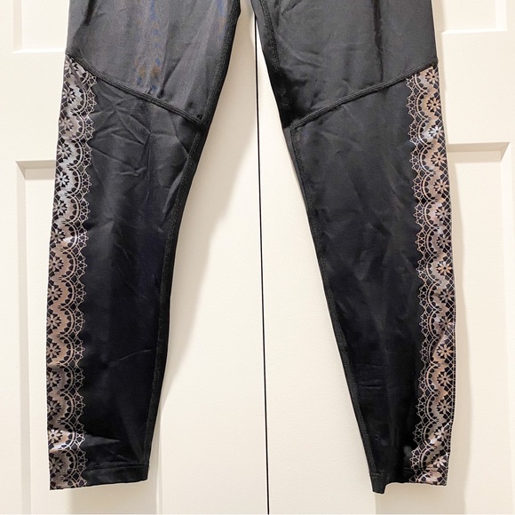 Beyond Yoga Down the Line Lace Print Leggings - Picture 4 of 9